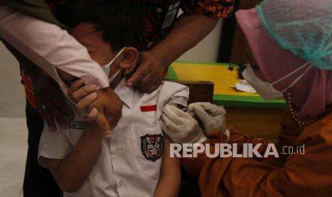 In Picture: VaksinasiC Covid-19 bagi Anak di SDN Kleco Solo