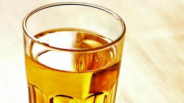 Setiap Pagi Minum Urine, Mantan Model Ini Awet Muda dengan Perut Sixpack!