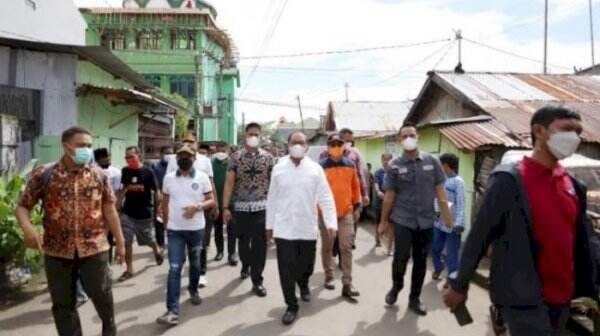 Tinjau Korban Angin Puting Beliung, Wali Kota Makassar Serahkan Bantuan Bahan Bangunan