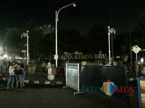 Wisatawan Gerebek Alun-Alun Kota Batu Meski Ditutup dan Lampu Padam