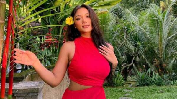 Cetar Pakai Baju Merah, Aksi Marion Jola di Pinggir Kolam Renang Bikin Takjub
