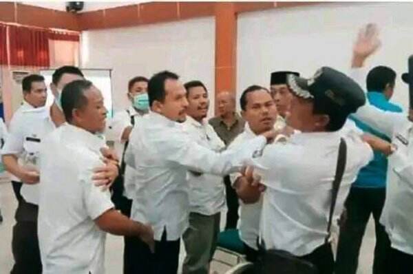 Rapat Bersama Bupati, Camat dan Kades di Dompu Nyaris Baku Hantam