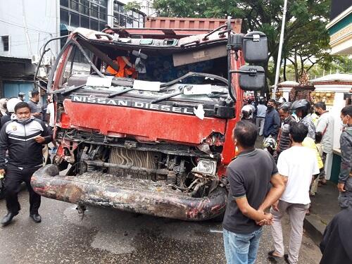 Detik-detik Tabrakan Horor di Balikpapan: 5 Tewas, Belasan Luka-Luka