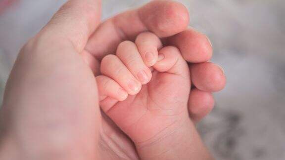 30 Nama Bayi Laki-laki Bermakna Dermawan, Terdengar Gagah Banget, Moms!