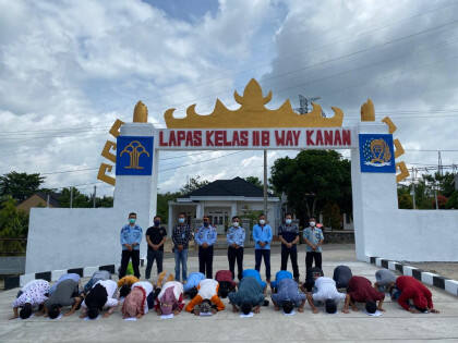 Bebas, Puluhan Napi Lapas Waykanan Sujud Syukur