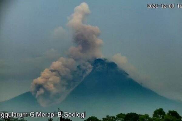 Gunung Merapi Luncurkan Awan Panas 2.500 M, Mohon Doanya!