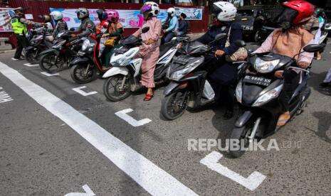 Alasan Mengapa Jaga Jarak Kendaraan Saat Lampu Merah Sangat Penting