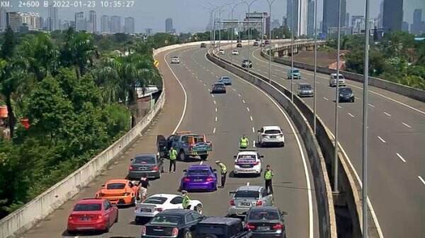 VIRAL! Rombongan Mobil Mewah Berhenti di Jalan Tol, Cek yang Dilakukan Polisi