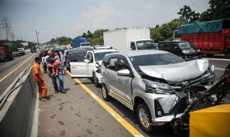 Empat Mobil Tabrakan Beruntun Di Tol Jagorawi