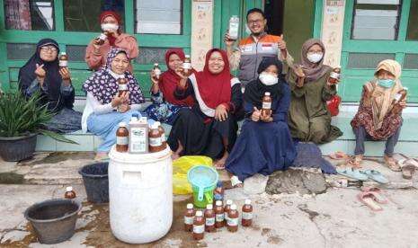 Tak Hanya Belajar Mengaji, Rumah Zakat Ajak Emak-Emak Buat Eco Enzim