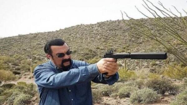 Viral! Begini Cara Suku Dayak Kalimantan Sambut Steven Seagal, Aktor Beladiri Hollywood