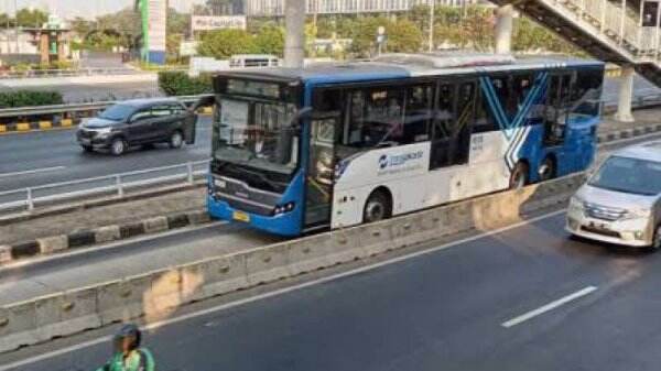 Diduga Depresi, Wanita Mencoba Bunuh Diri Tapi Digagalkan Sopir TransJakarta