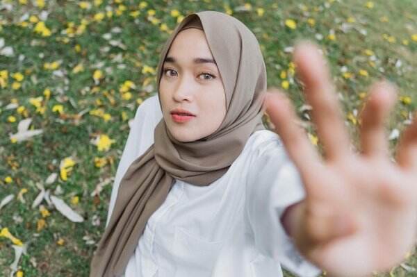 5 Gaya Fashion Hijab Ala Ririe Fairus untuk Rekomendasi Outfit