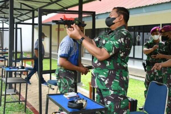 Gaya KSAL Yudo Margono Latihan Menembak: Pakai Pistol Buatan Italia Lepaskan 20 Peluru