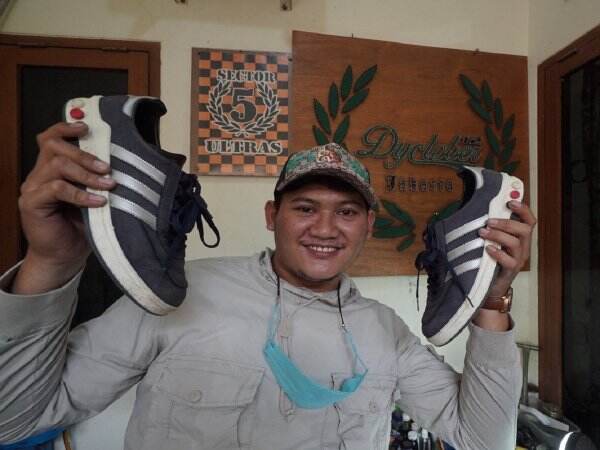 Modal 150 ribu, Adi Sukses Bikin Jasa Cuci Sepatu Branded