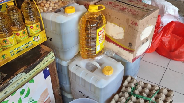 Ikuti Arahan Pemerintah, Pedagang Dilema Harus Jual Minyak Goreng Murah