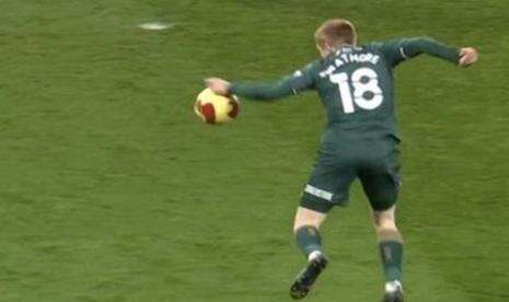 Kontroversi `Handball`, Gol Middlesbrough ke MU tidak Sah?