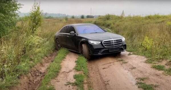 Viral, Sedan Mewah Mercedes-Benz S-Class Diajak Main Lumpur