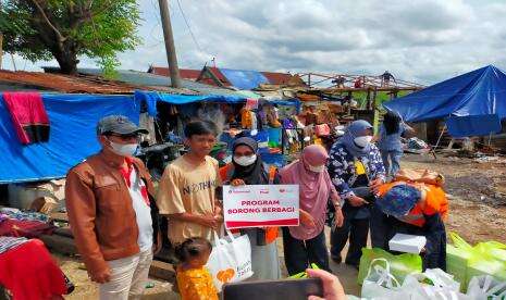 Rumah Zakat Bersama Telkomsel Berbagi kepada Korban Kebakaran di Buloa