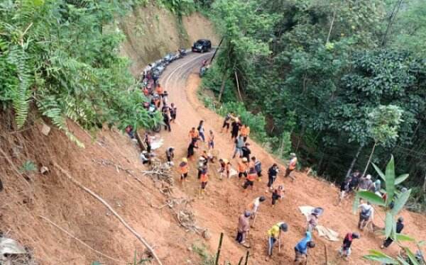 Akses Jalan Karangjaya Tasikmalaya-Pangandaran Tertutup Longsor, Tim Gabungan Bersihkan Material Longsoran