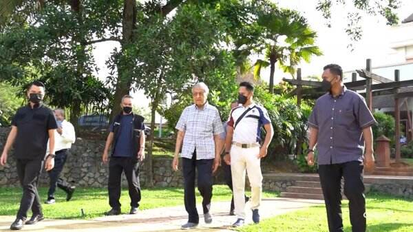 Sudah Bisa Berjalan, Kesehatan Mahathir Muhammad Semakin Membaik
