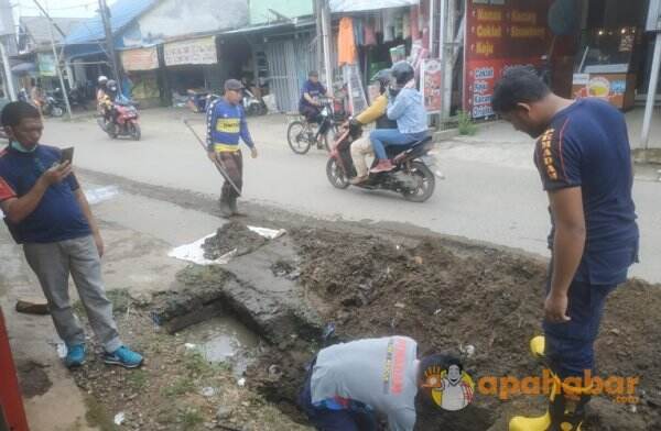 Langganan Banjir, Damkar Banjar Bantu Bersihkan Drainase Sekumpul Martapura