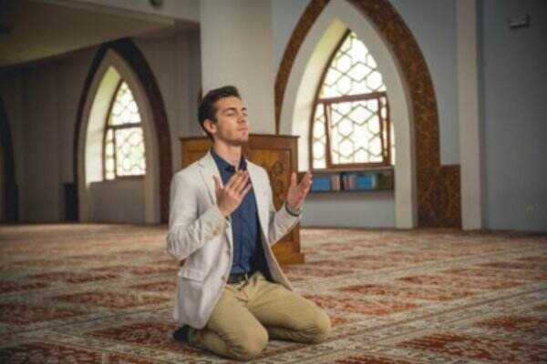 Simak! Ini Cara Bertawasul untuk Hajat yang Diperbolehkan Menurut Syariat Islam