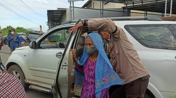 Gencar Vaksinasi, Polsek Banjarmasin Utara Antar Jemput Lansia untuk Disuntik