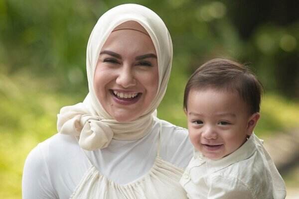 Irish Bella Kembali Ajak Baby Air Main di Akuarium