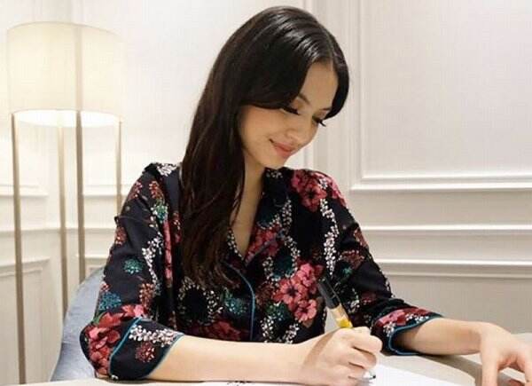 Raline Shah Pamer Punggung Mulus, Netizen: Tidak Ada Keburikan