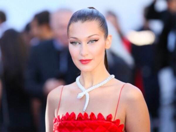 Buka Suara soal Invasi Rusia, Bella Hadid Kecam Tindakan Putin