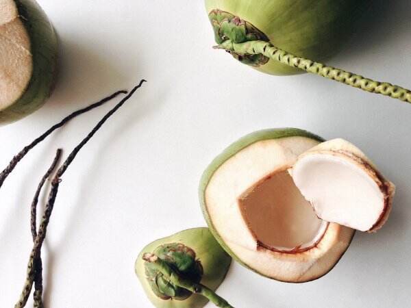 Wanita Minum Air Kelapa Muda Setiap Pagi, Khasiatnya Super Banget