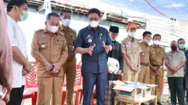 Bupati Barru Salurkan Bantuan Logistik ke Korban Banjir Mallusetasi