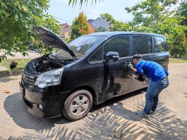 Begini Cara Melepas Stiker di Kaca Mobil Paling Mudah