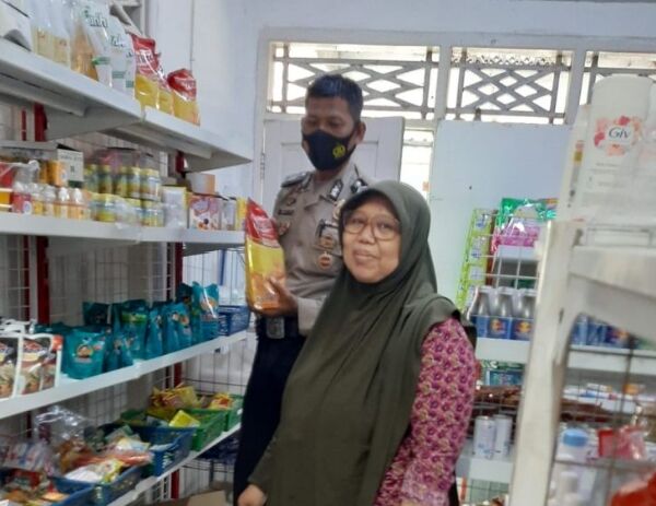 Polsek Kragilan Cek Stok dan Harga Minyak Goreng di Minimarket