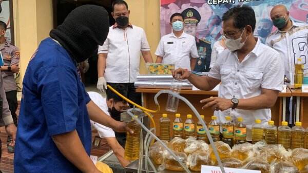 Ubah Minyak Goreng Curah Jadi Kemasan, Pria di Kabupaten Serang Ini Untung Jutaan Rupiah per Hari