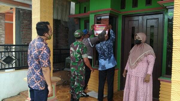 Cegah Penyimpangan, Rumah Warga Miskin Penerima PKH di Gresik Ditempel Stiker