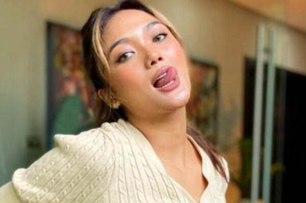 Marion Jola Tampil Menggoda dengan Gaun Asimetris, Netizen: Dewi Athena