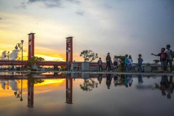 Potret Warga Nikmati Suasana Pagi di Pelataran BKB Palembang, Hari Pertama Puasa