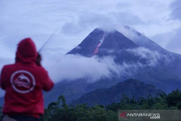 Merapi Lontarkan 8 Kali Lava Pijar, Jarak 1,5 Kilometer