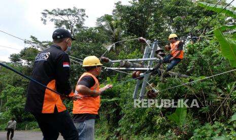 Cuaca Ekstrem Rusak Jaringan Listrik PLN di Mataram