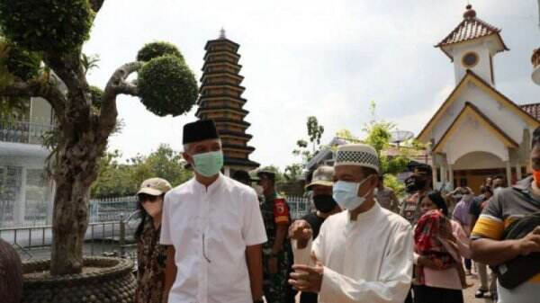 Salat di Masjid Kampung Pancasila, Ganjar: Ini Cerminan Indonesia