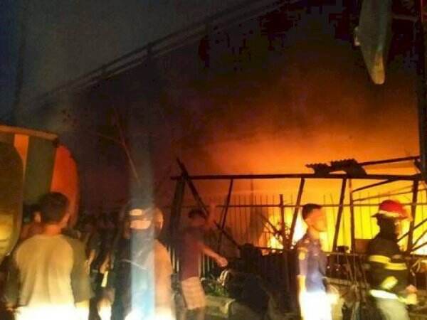 Rumah Terbakar Akibat Ditabrak Mobil, Tujuh Orang Tewas dan Satu Luka-luka