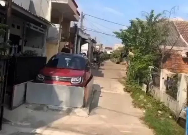 Waduh! Warganet Geram Lihat Cara Mobil Ini Parkir, Kok Bisa?