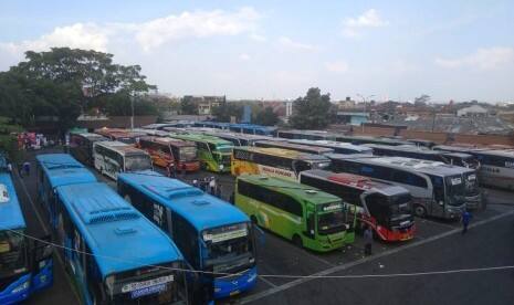 H-7 Lebaran, Armada Bus Mudik di Terminal Cicaheum Penuh Terisi Pemudik