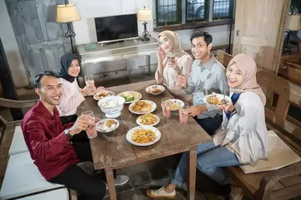 Hukum Minum saat Adzan Subuh Berkumandang, Puasanya Sah atau Tidak