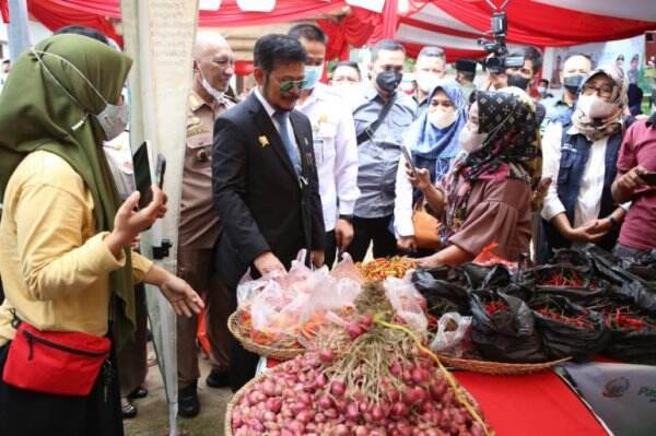 Buka Pasar Tani Di Sulsel Mentan Jamin Stok Pangan Aman Hingga Idul Fitri