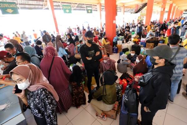 Bus Tak Kunjung Tiba, Pemudik sampai Harus Menginap di Hotel