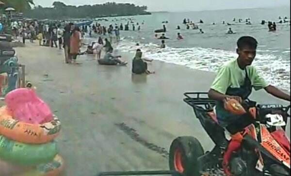 Wisatawan Tak Gentar Hadapi Macet untuk Sampai ke Pantai Anyer