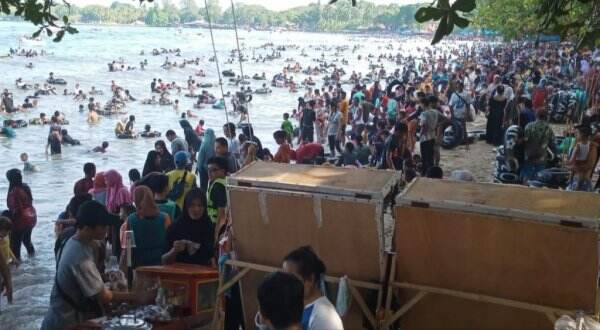 Penampakan Wisatawan Tumpah Ruah sejak Pagi di Pantai Carita pada